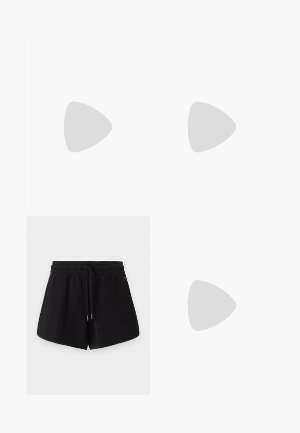 Zwarte katoenen t-shirt met een losse pasvorm, korte mouwen en ronde hals, voorzien van een witte grafische logo op de voorkant. Soepele textuur, minimalistisch ontwerp.; Zwarte sportshorts van zachte stof. Kenmerkt zich door een elastische tailleband met trekkoord, zijzakken en een ontspannen pasvorm.; Zwarte leren enkelboot met een gladde textuur, spitse neus en een gedurfde hoge hak. Beschikt over een zijopening en een minimalistisch ontwerp.; Zwarte leren emmer tas met een gestructureerde afwerking, gouden hardware accenten en een open bovenkant. Heeft een korte handgreep en een verstelbare schouderriem.