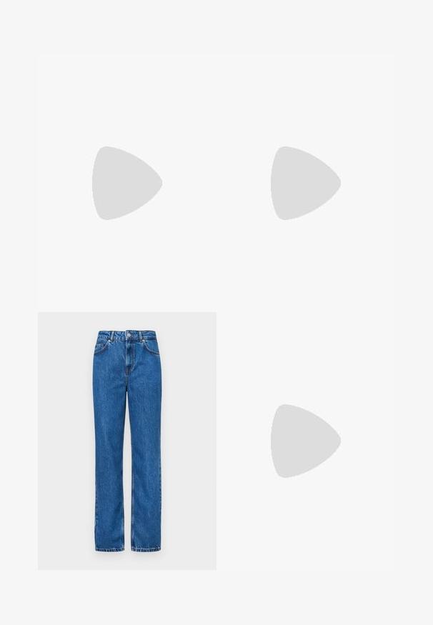 Gehaakte trui met korte mouwen in off-white, voorzien van een gestructureerd patroon met een ronde halslijn en ribgebreide manchetten voor extra stevigheid.; Blauwe denim jeans met een hoge taille, recht silhouet, witte stikselaccenten en een klassieke knoopsluiting aan de tailleband.; Zwarte leren slingback hak schoen met een puntige neus en een stevige blokhak. Beschikt over een verstelbare band met een metalen gesp.; Zwarte leren handtas met een gladde textuur. Beschikt over een verstelbare schouderband en een strak, minimalistisch ontwerp met een ritssluiting.