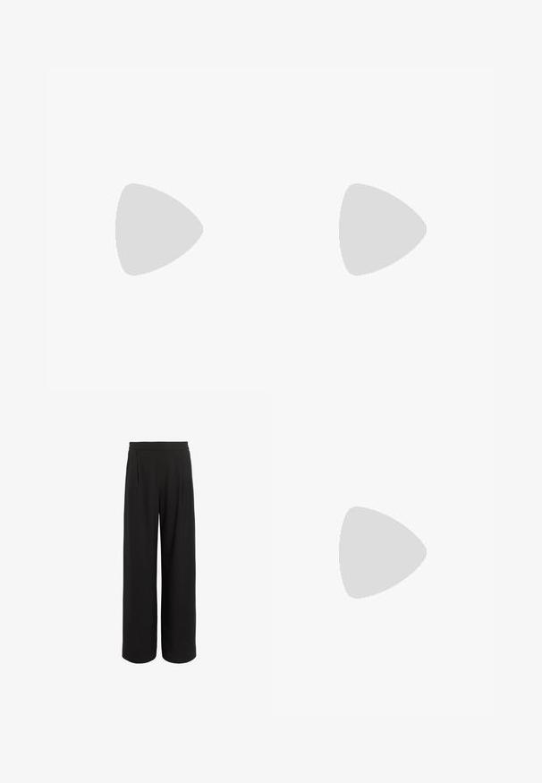 Groene top met korte mouwen, gemaakt van een gestructureerd materiaal. Heeft een ronde halslijn en een afgeronde zoom onderaan, wat zorgt voor een losse pasvorm.; AllSaints ALEIDA - Broek - black; Zwarte hoge hak sandaal met franjes, enkelband met gouden hardware, platte vierkante neus en twee kruissluitingen over de wreef.; Zwarte leren handtas met een gestructureerd ontwerp, featuring een verkorte vorm, bovenhandvat en gouden hardwareaccent. Inclusief verstelbare schouderband.