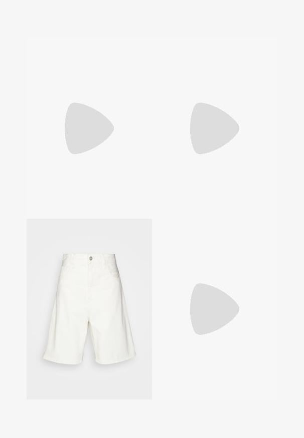 Top scurt ribbed argintiu cu bretele subțiri; realizat dintr-un material texturat, lucios, având un design ajustat și un decolteu drept.; Shorts din denim alb cu talie înaltă, cu închidere frontală cu nasture, două buzunare laterale și un croi lejer. Textură netedă, fără modele vizibile.; Încălțăminte sport de culoare albastru deschis cu accente albe, panouri texturate și închidere cu fermoar. Are o talpă vizibilă cu pernuțe de aer și o talpă exterioară din cauciuc.; Geantă din material împletit de culoare bej, cu o formă curbată, având o margine superioară albă netedă și o curea moale, ajustabilă. Exterior texturat cu un model.