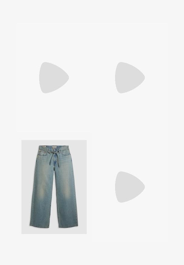 Λευκό κοντομάνικο μπλουζάκι από βαμβάκι με κεντημένο μπλε λογότυπο "NIKE" στο κέντρο. Στρογγυλή λαιμόκοψη με κανονική εφαρμ�ογή. Απαλή υφή.; Ανοιχτό μπλε τζιν με φαρδιά γραμμή, κατασκευασμένο από denim, με κλείσιμο με ζώνη και ήπια ξεθώριασμα. Περιλαμβάνει δύο μπροστινές τσέπες και άνετη εφαρμογή.; Αθλητικά παπούτσια Nike με ασημένιο δίχτυ επάνω, λευκές λεπτομέρειες και υφασμάτινες σόλες, σε συνδυασμό με χαλαρούς ναυτικούς παντελονιού.; Σετ ασημένιων σκουλαρικιών: δύο οβάλ σκουλαρίκια και δύο ημικυκλικά κρίκους, με γυαλιστερή, λεία επιφάνεια και στρογγυλεμένο σχέδιο.