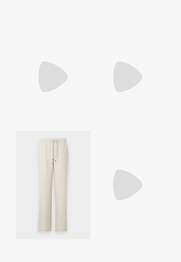 Top sem mangas branco feito de tecido canelado, apresentando um decote arredondado e pequenos botões ao longo da costura lateral esquerda para detalhes.; Calças beige com cintura elástica e cordão. Design de perna reta, feitas de um material suave, apresentando um estilo minimalista sem padrões ou acentos.; Botas de couro pretas até ao joelho com biqueira quadrada e salto em bloco, apresentadas com um modelo sentado num casaco verde-azeitona. Textura lisa, com detalhes mínimos.; Bolsa de mão em couro preto com uma forma única em leque, apresentando alças planas. A superfície tem uma textura pebble e um design minimalista.