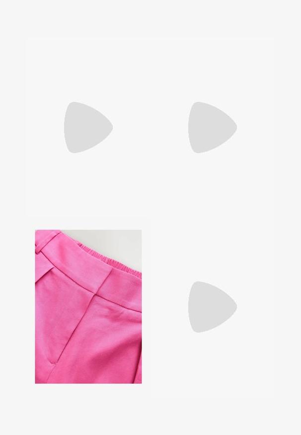 Fehér vászon pánt nélküli felső, elöl megkötős részlettel és laza, áramló siluettel. Texturált anyag, amelynek enyhén gyűrött megjelenése van.; Rózsaszín pamut anyag, sima textúrával, lapos derékpánttal és varrási részletekkel, elsősorban a ruhadarab felső részére összpontosítva.; Világosszürke, hegyes orrú magassarkú cipő, nyitott vamp dizájnnal, bokapánttal és arany lánc díszítéssel. Simakbőr textúra.; Rózsaszín, strukturált táska, amely texturált bőrből készült, két felső fogantyúval, csattos záródással és kontrasztos fém részletekkel.