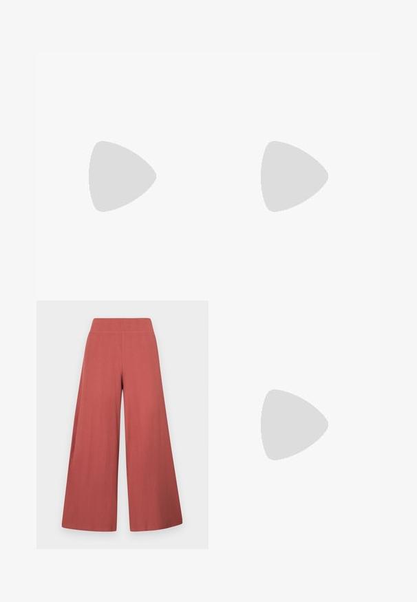 Rotes langärmliges Sportshirt aus glattem Stoff mit weißen Streifen an den Ärmeln und einem Logo auf der Brust. Rundhalsausschnitt.; Hose mit weitem Bein in Rostfarbe, aus strukturiertem Stoff mit vertikaler Rippung gefertigt. Verfügt über einen hohen, elastischen Bund.; Schwarze patentierte Sandalen mit Absatz, quadratischer Spitze, Knöchelriemen und silbernen Schnallen. Mit einem stabilen Blockabsatz für mehr Stabilität.; Schwarze Laptoptasche aus Leder mit glatter Textur, rechteckiger Form und zwei langen Griffen. Keine sichtbaren Beschläge oder Verzierungen.