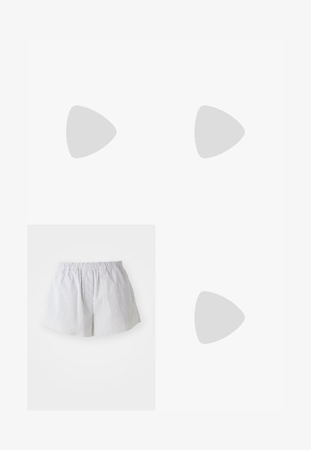 Gelbes Baumwolloberteil mit breiten Trägern, das eine weiche Textur und eine lockere Passform bietet. Der Ausschnitt hat eine sanfte Scoop-Form.; Gestreifte Shorts aus hellblauem und weißem Baumwollstoff, ausgestattet mit einem elastischen Bund und einem lockeren Schnitt sowie seitlichen Öffnungen für eine bessere Bewegungsfreiheit.; Beige High-Top-Sneaker mit einem Design aus Wildleder und Mesh, verstellbaren Klettverschlüssen und einer dicken Gummisohle mit einem Zickzack-Muster.; Grüne gestrickte Tragetasche mit einer strukturierten Oberfläche, ausgestattet mit zwei stabilen Griffen und einem offenen Design. Ideal für den täglichen Gebrauch.; Zwei Goldringe sind ausgestellt, einer dick und rund, der andere dünn und flach. Beide haben eine glatte, glänzende Oberfläche mit einem polierten Finish.