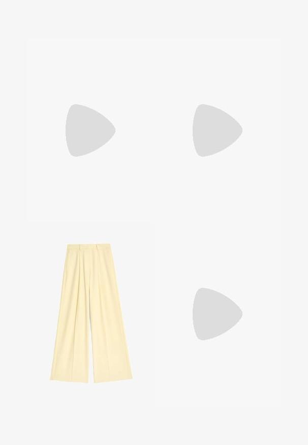 Granatowa koszulka z krótkim rękawem, wykonana z miękkiej tkaniny, z okrągłym dekoltem i luźnym krojem, w połączeniu z białymi spodniami.; Spodnie o szerokich nogawkach z miękkiego, jasnobrązowego materiału, z plisami i dopasowanym stanem. Gładka tekstura, brak widocznych wzorów i elementów metalowych.; Srebrne syntetyczne sneakersy z granatowymi paskami, okrągłym noskiem, białym wykończeniem i gumową podeszwą. Posiadają fakturowaną cholewkę i sznurowane zamknięcie.; Brązowa skórzana torba tote o szerokim, kanciastym kształcie; ma dwie długie rączki i kontrastowe przeszycia wzdłuż krawędzi.