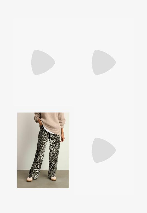 Vit strapless topp med en samlad, utsvängd design. Har texturerade vertikala ränder och en figurnära överdel med elastik upptill.; Leopardmönstrade vida byxor i mjukt tyg, med resårmidja och en färgsättning i svart och beige. Kombineras med en beige tröja.; Vit högklackad sandal med en glänsande satinovandel, bred klack och vristrem med en liten spänne. Slät i textur, minimalistisk design.; Brun läder crossbody-väska med en böjd form, gyllene detaljer och en spänneaccent. Har en avtagbar axelrem.