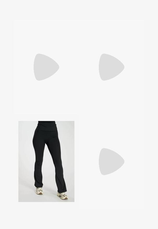 Gestuz JIO OVERSIZE TEE - T-shirts basic - birch; Sorte flare leggings lavet af strækbart stof, med en glat tekstur og en høj talje, parret med sneakers i neutrale nuancer.; Hvide mesh sneakers med sølvpolstring, der har indviklede teksturer og snørebåndsdesign, parret med hvide ribbede sokker og denim.; Lille brun og beige håndtaske med et klassisk logo-mønster, gyldent hardware og en buet form, parret med en denimjakke og nederdel.