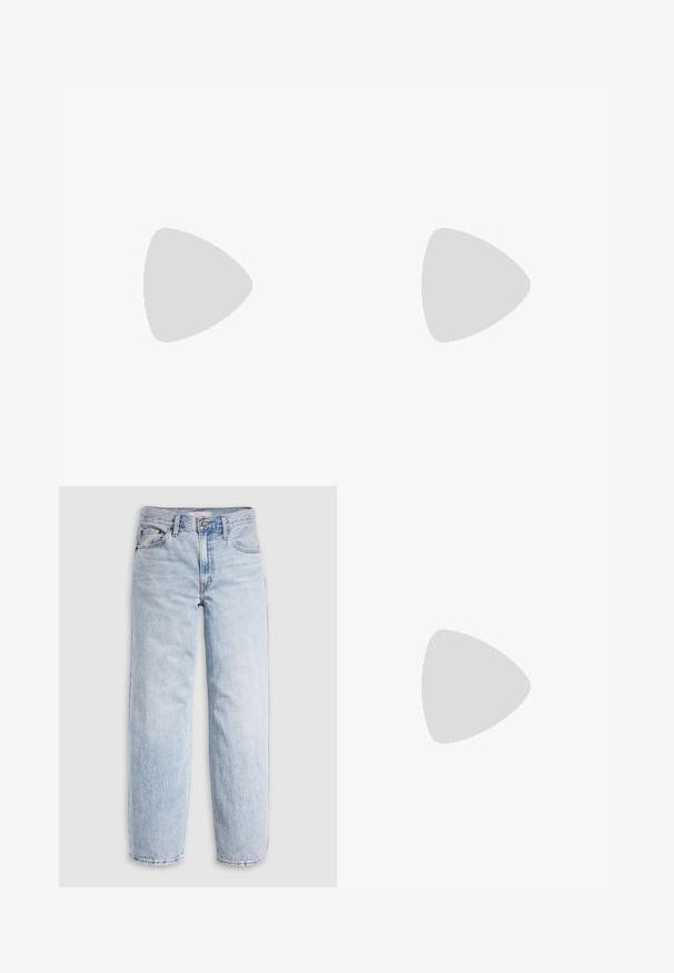 Body nero con maniche lunghe e scollatura profonda. Presenta un pannello in pizzo floreale trasparente nella parte frontale e tessuto testurizzato in tutto il capo.; Jeans in denim azzurro chiaro con vita alta, vestibilità rilassata, gambe dritte e design classico a cinque tasche. Dettagli di scolorimento e cuciture visibili.; Infradito neri con suola in gomma testurizzata, due cinghie sottili e un sottile dettaglio del logo impresso sulla cinghia.; Occhiali da sole neri oversize con lenti ovali, montatura in plastica liscia e accenti dorati sulle tempie. Le lenti scure offrono protezione dal sole.; Borsa a spalla in morbido camoscio grigio con una silhouette curva e morbida e una vasta tracolla. Presenta un logo sottile impresso sul davanti.