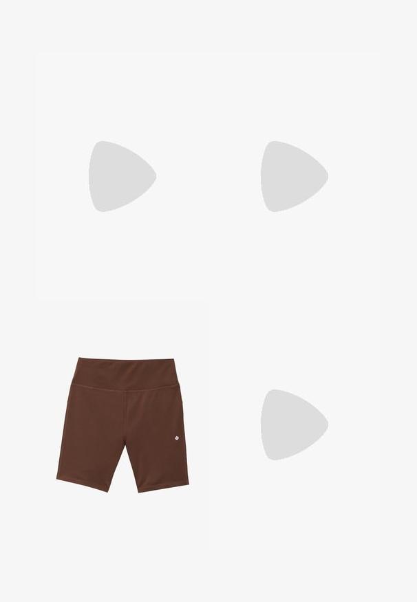 Top cropped em tom castanho escuro, com nervuras, alças largas, decote redondo e design sem costura. Apresenta uma silhueta ajustada e tecido elástico para conforto.; Calções de atletismo castanhos com uma cintura alta, costuras planas e um pequeno logo branco na parte inferior esquerda. Feitos de material elástico que absorve a humidade.; Sapatilha leve com um upper em malha e camurça em tons suaves de creme, com uma sola robusta e acentos tridimensionais.; Uma bolsa bege feita de material macio, com um design descontraído, detalhes de costura e duas alças para o ombro. Adequada para uso diário.