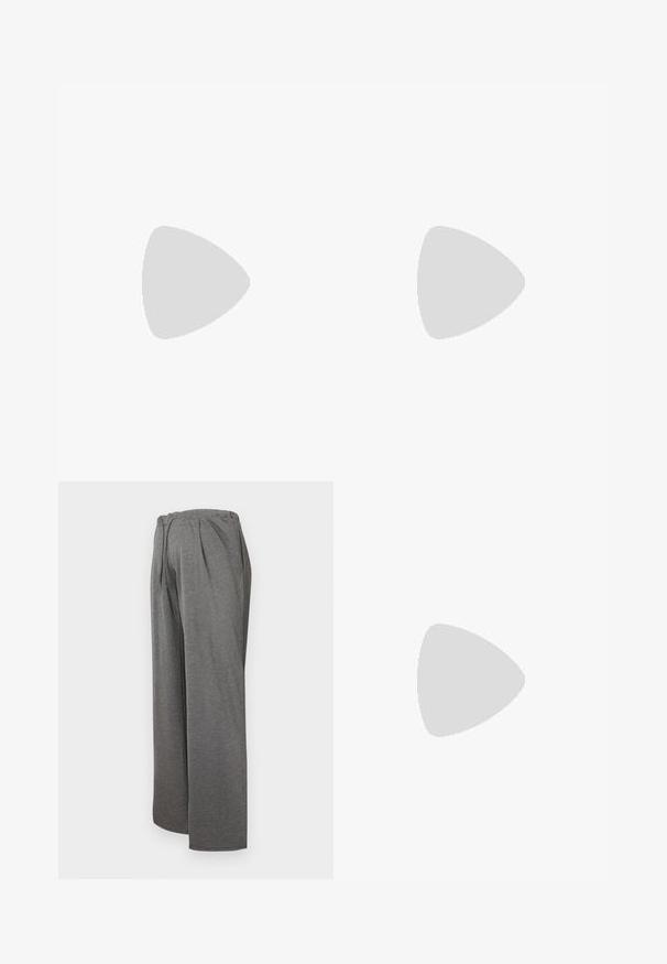 To lange ermavsnitt graviditetstopper: en i lys kremfarge, den andre i svart. Begge har en omslagdesign og myk tekstur.; Grå vide bukser laget av myk, lett stoff. Har elastisk midjebånd og frontfold, som gir en komfortabel passform.; Sorte lakk lær slingback hæler med spiss tå, et avrundet utskjæringsdesign og blokkheel. Har en gulltone spenne som detalj.; Burgunderfarget skinnhåndveske med en sløyfedetalj, med en tynn stropp og gulldetaljer, holdt av en person iført svarte bukser.