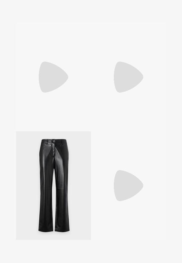 Musta bodysuit pitkillä hihoilla, jossa on syvä V-mallinen kaula-aukko ja kultaiset niittikoristeet lineaarisessa kuviolinjassa rinnassa ja sivuilla.; Mustat nahkahousut suoranlahkeisella muotoilulla, joissa on edessä nappikiinnitys, vyölenkit ja sileä, kiiltävä pinta.; Mustat nahka nilkkurit, joissa on kolme solkea, tekstuuriset yksityiskohdat, paksu kumipohja ja kolmikulmainen logo etuosassa.; Mustan paljetti-minilaukku, jossa on solmittu teksturoidu hihna ja hopeaketju. Pyöreä muoto, joissa on rypistetty yläosa ja heijastava yksityiskohta.