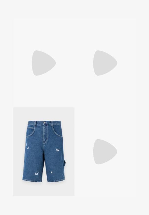 MCM T-shirts med print - white; Denimshorts i middels blå med fem lommer, broderi av hvit kanin og en avslappet passform. Slitt detaljer på stoffet.; Hvite og svarte joggesko med en glatt læroverdel, teksturerte detaljer og en kraftig hvit såle. Har en klassisk snøring.; The Kooples SAC UNISEX - Skulderveske - black