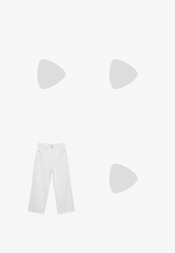 Bela kratka majica s kratkimi rokavi z, črnimi poudarki, rumenimi detajli in logotipom "Emirates Fly Better". Na zgornji levi strani je grb Real Madrida.; Bele široke hlače iz denima, visoke pasu, z petimi žepi in kovinskimi dodatki. Gladek tekstur, brez vidnih vzorcev.; Črne usnjene platforme z debelim blokastim petam, okroglo konico in klasičnim vezanjem. Imajo gladko teksturo in minimalne podrobnosti.; Črna usnjena hobo torba z gladko teksturo, ukrivljeno obliko in eno nastavljivo naramnico; ima širok odprtina na vrhu.