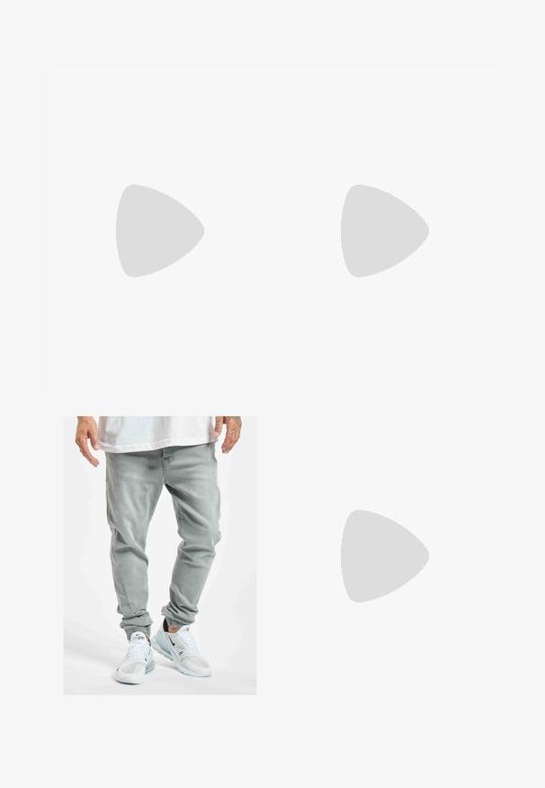 Vit bomull t-shirt med en stor svart "Umbro"-logotyp och en diamantgrafik på framsidan. Kort ärm, rundad halsringning, klassisk passform.; Ljust grå joggingbyxor med ribbade ankle cuffs, tillverkade av mjukt tyg. Matchas med vita gymnastikskor med svarta accenter.; Vita lädersneakers med perforeringar, rund tå, platt sula och tjocka snörning, med en synlig swoosh-logga och "AIR" på hälen.; Svart tyg sling ryggsäck med en mjuk textur, med en rundad design, en dragkedjefack och en vit logotyp på framsidan.