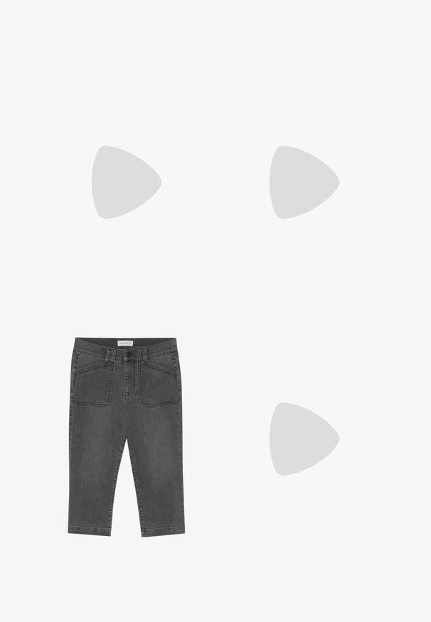 Top senza maniche in crema chiaro, con un motivo a rete e orlo a coste sul collo e sul fondo. La trama morbida migliora la traspirabilità e il comfort.; Pantaloni capri in denim grigio con un design aderente, dotati di tasche frontali, chiusura con bottone e una texture leggermente invecchiata.; Sandal nero senza chiusura con cinghie incrociate. Realizzato in pelle liscia con suola piatta e cuciture minime. Design semplice, con punta aperta.; Occhiali da sole ovali neri con lenti scure, montatura in plastica lucida e decorazioni in oro sulle tempie.