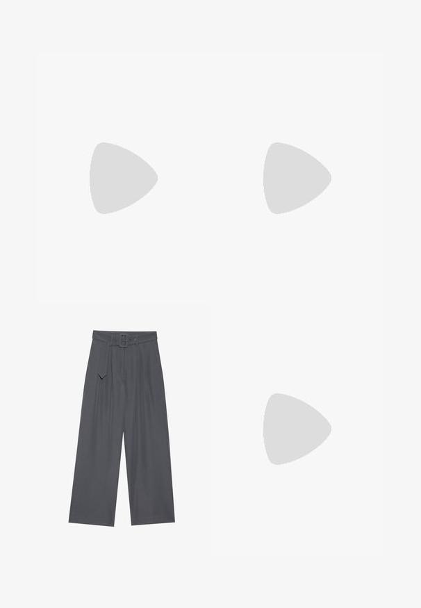 Witte langjarige top met een ronde hals. Gemaakt van een gladde stof met een getailleerde pasvorm. Etiket zichtbaar op de hals. Geen patronen of accenten.; Wijde broek van donkergrijze stof met een ceintuur in de taille, voorzien van voorplooien en een gladde textuur. Geen extra patronen of accenten.; Marineblauwe suède enkellaars met elastische zijpaneel, ronde neus en blokhak. Gemêleerd weefsel en een gladde zool voegen contrast toe.; Bruine leren handtas met een textuurafwerking, voorzien van een gouden sluiting en een enkele, gebogen schouderriem.; Crème geklede hoofdband met gedraaide ontwerp, gecombineerd met een beige en witte gestreepte shirt met een ronde hals. Subtiele sieradenaccenten.