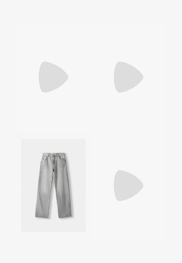 Burgundské top bez rukávů vyrobený z jemné látky, s draped designem a asymetrickým lemem s nařasením na jedné straně.; Světle šedé džíny z denimu se střihy rovného nohavice, které mají dvě přední kapsy, zapínání na knoflík a jemné vyblednutí pro texturu.; Hnědé semišové tenisky s bílými akcenty a tkaničkami. Gumová podrážka. Nošeny s bílými ponožkami s černými pruhy. Zelená strukturovaná podlaha.; Černá kožená hobo taška s volným designem, širokým ramenním popruhem a hladkým povrchem. Obsahuje jedno zipové uzavření na boku.