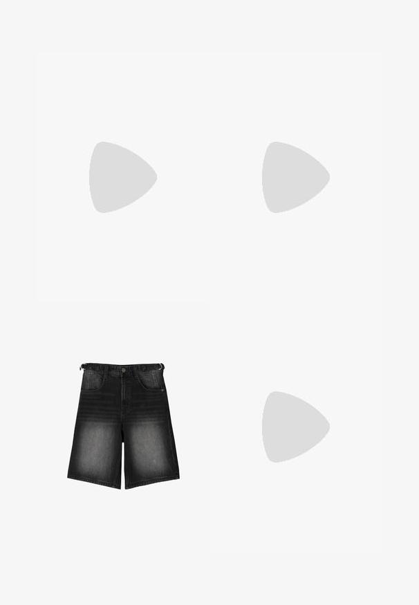 Hellblaues geripptes Tanktop mit rundem Halsausschnitt und dem "GAP"-Logo in fetter Schrift, mit einer taillierten Passform und geradem Saum.; Schwarze Denim-Shorts mit ausgebleichtem Finish, fünf Taschen, einem Knopfverschluss und Gürtelschlaufen. Der Stoff hat eine glatte Textur.; Nike Air Force 1 Sneakers im Leopardenmuster mit weißen Schnürsenkeln und Swoosh, ausgestattet mit einer beige Gummisohle und einer strukturierten Oberseite. Weiße Crew-Socken sichtbar.; Runde Sonnenbrillen mit dunklen Gläsern und dünnen silbernen Rahmen. Eine Person trägt eine goldene Kette, während eine andere einen rot gemusterten Schal hat.