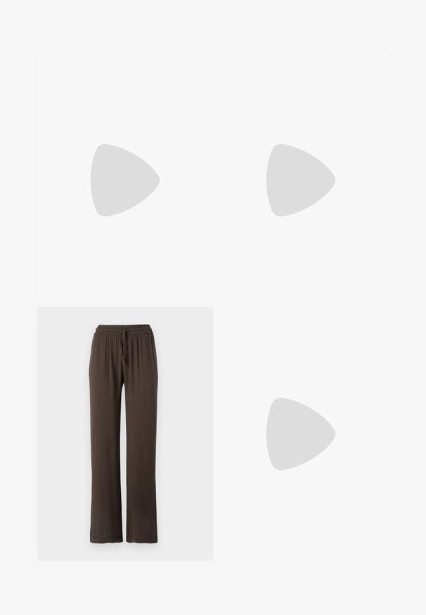 Bijela rebrasta majica bez rukava s čipkastim obrubom oko izreza u obliku slova V i trakicama za leđa. Tkanina djeluje mekano i lagano.; Smeđe široke hlače s elastičnom strukom i šnuricom. Tekstura materijala s vertikalnim prugama. Ravni kroj nogavica.; Crne štikle s otvorenom petom, špice, od krokodil kože, s tankim potplatom i ukrasnim zlatnim kopčom na traci.; Smeđa kožna torba preko tijela s zakrivljenim oblikom, zlatnim metalnim detaljima i naglaskom na kopču. Ima odvojivu naramenicu.