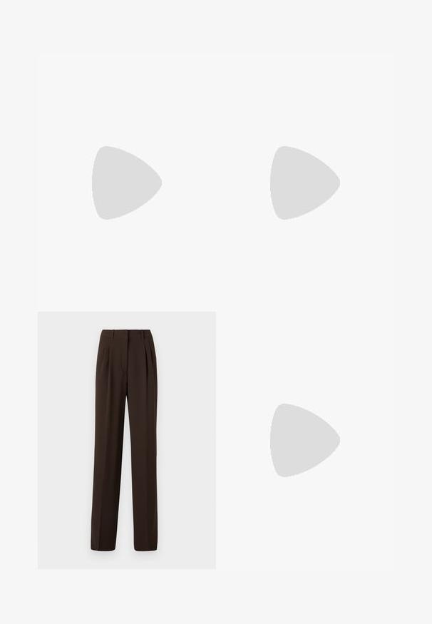 T-shirt de algodão preto com mangas curtas, apresentando "KARL LAGERFELD JEANS" impresso em letras brancas grandes na parte da frente.; Calças castanhas plissadas com um design de perna reta, tecido feito à medida e uma textura suave, apresentando passadores para cinto e bolsos laterais.; Sapato de salto alto em pele preta, com biqueira pontiaguda, textura suave e uma tira delicada com uma fivela metálica.; Bolsa de padrão azul feita de tecido, com um formato curvo, alça de couro preto e design de logotipo em uma tonalidade mais clara.