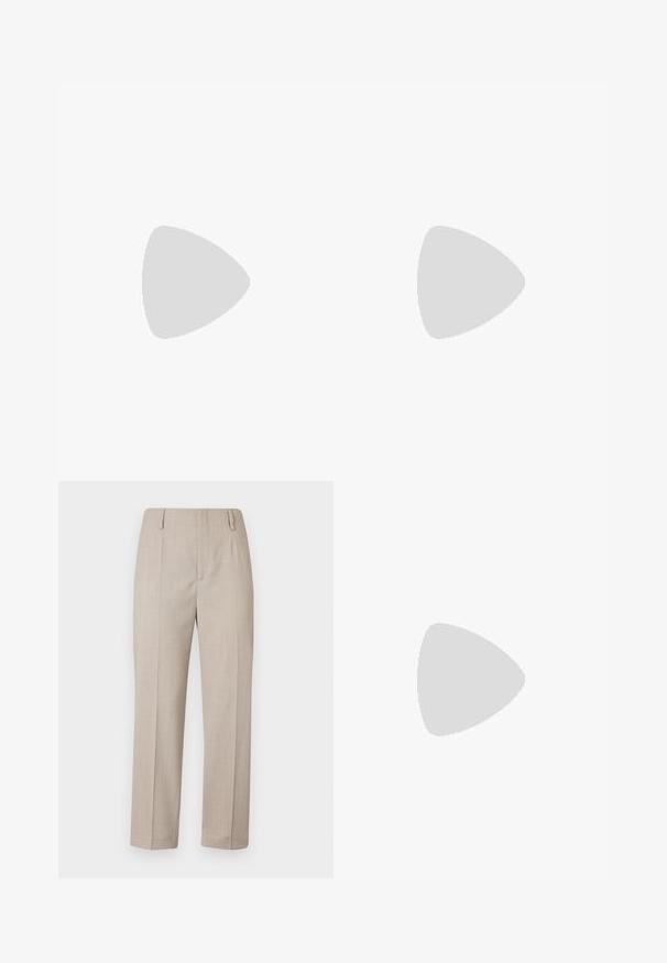 Grå langermet t-skjorte laget av mykt stoff med rund hals og en liten svart lappdetalj på venstre brystområde.; Beige skreddersydde bukser med rette ben, som har en glatt tekstur, to frontfolder og sidelommer.; Sorte læderballetsko med spids tå og en sidelås med en cirkulær guldfarvet detalje. Letvægtig med flad sål.; Kremfarget lærhåndveske med en sølvkjede-reim. Har en vingformet metallaccent på forsiden og en jevn tekstur.