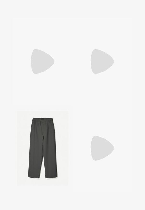 Solid SDVOLKO - Majica z dolgimi rokavi - olive; Temno sivi, visok pas široke hlače iz lahkega materiala. Elastičen pas, brez vidnih vzorcev in stranske žepe.; Črne usnjene loafer čevlje z gladko površino, ki imajo šivano dekoracijo na vampu in nizko, trdo črno gumijasto podplat.; Digitalna ura s pravokotno črno plastično ohišje, LCD zaslon, ki prikazuje čas, datum in alarm, ter teksturiran črni gumijast pas. Vodotesna do 100 m.