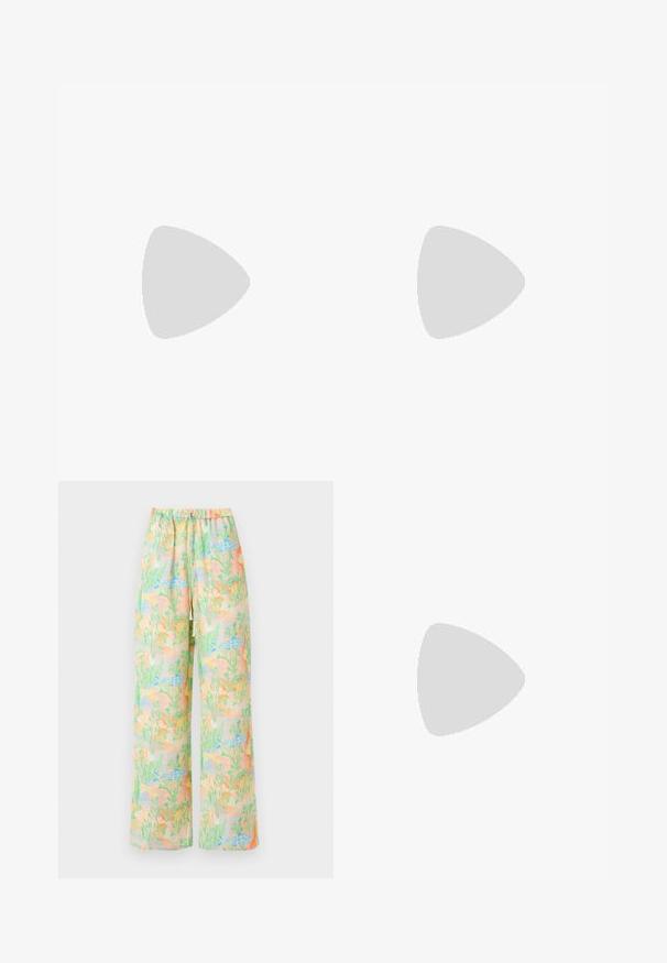 Débardeur crème sans manches en tissu doux, avec un col rond et une coupe décontractée dotée d'un ourlet droit.; Pantalons larges en tissu léger avec un motif pastel de poissons et de plantes. Taille élastiquée avec un détail de cordon.; Filippa K REY FLAT - Ballerines - black; Sac seau en cuir noir avec une finition texturée, accents en matériel doré et une ouverture en haut. Il dispose d'une courte poignée et d'une sangle d'épaule réglable.