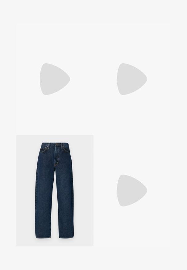 Sort ribbet tanktop med firkantet udskæring og et hvidt broderet logo på fronten. Fremstillet af et strækbart materiale.; Bredde bukser i blå denim med høj talje, der har klassisk fem-lommers styling og kontrastsyninger langs sømmene.; Sorte spidse tå stiletto-sko i krokodilleskind med et strømlinet design, høj hæl og glat sort inderside.; Sort håndtaske med en struktureret overflade, prydet med sølvnitter og en kraftig sølv kædedyse. Har en slank, minimalistisk form.