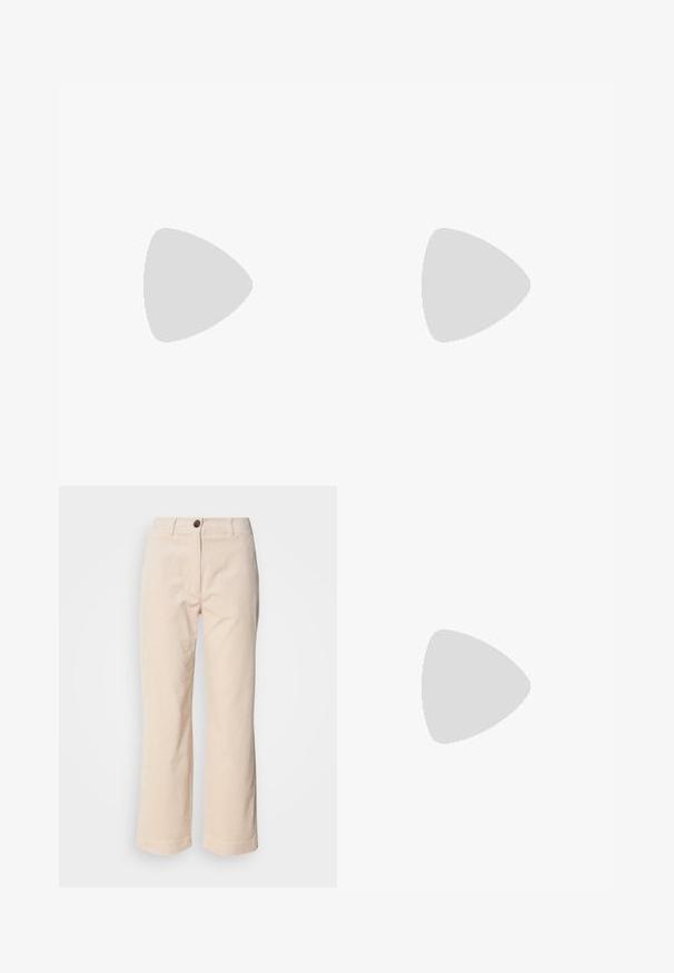 Rosa ribbet tanktop med bølgete blonder langs halslinjen og armhulene, med en tettsittende design og myk tekstur.; Beige kordfløyelsbukser med rette ben, frontknapplukning og synlige sidelommer på hvit bakgrunn.; Svart lakkert lærloafer med flat såle, rund tå og en dekorativ rem med gulltonet akzent. Glatt, blank overflate.; Svart håndveske med strukturert form, jevn tekstur og metallisk lås. Kombinert med brede svarte bukser og sandaler med åpen tå på tregulv.