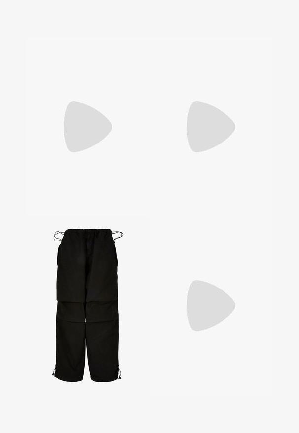 Sivi rebrasti majica bez rukava s okruglim izrezom,debljim trakama i šivenim rubovima. Uključuje mali etiket na donjoj strani.; Crne hlače od lagane tkanine, s podesivim pojasom i rubovima s vezicom. Dizajnirane s opuštenim, prevelikim krojem i s višestrukim džepovima.; Nike tenisice u bijeloj i crnoj boji. Imaju aerodinamičan dizajn, prozračnu mrežicu i kontrastne perforirane panele. Vidljiva zračna jedinica u potplatu.; Crne pravokutne sunčane naočale s tamnozelenim staklima, s sjajnim zlatnim logotipom sa strane. Glatki plastični okvir s odvažnim dizajnom.