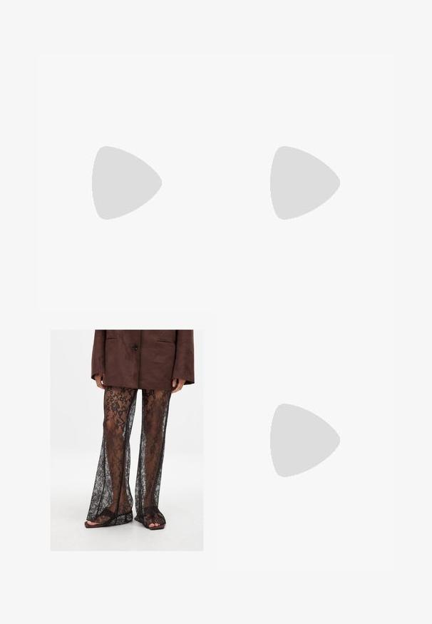 Zwarte katoenen T-shirt met een brede halslijn en korte mouwen. Dikke witte "ICON" letters op de voorkant. Effen achterkant. Zachte textuur.; Zwarte kanten flared broeken met een bloemenpatroon, doorzichtige textuur en wijde beenopeningen, gecombineerd met bruine gemakkelijke sandaaltjes.; Zwarte enkellaars met wigvorm gemaakt van textuurleer; heeft een spitse neus en een gladde, strakke uitstraling met een afgeronde silhouet.; Zwarte bloemen choker ketting gemaakt van gelaagde bloemblaadjes, gedragen met een zwarte ribgebreide tanktop met zilveren accenten langs de halslijn en schouders.