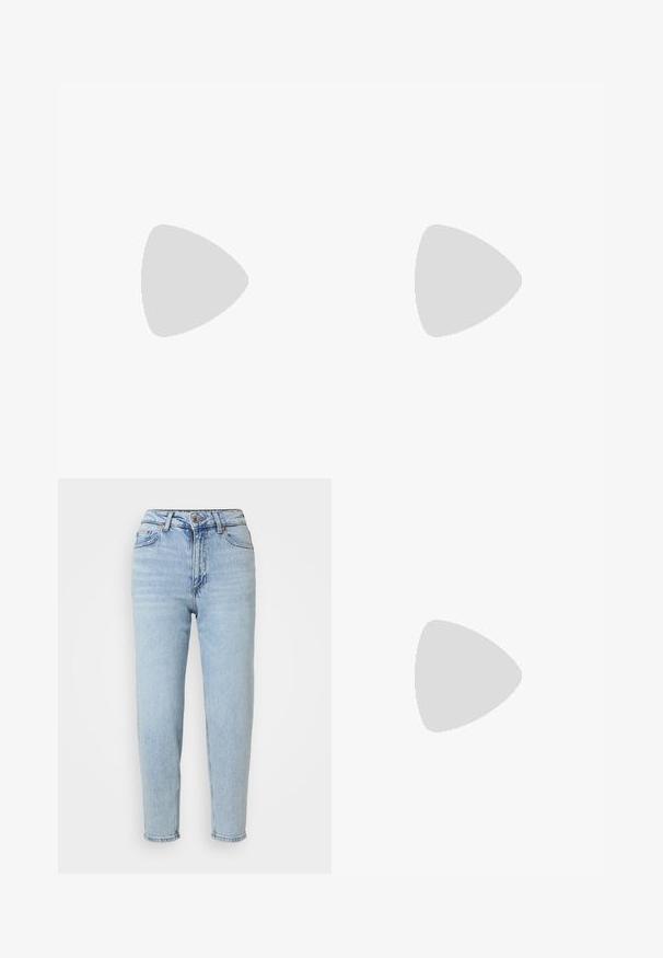 Oliven grøn cropped langærmet top med ribbet tekstur og bådudskæring. Stoffet er let og gennemsigtigt med lodrette striber.; Lysblå denimjeans med høj talje, lige ben-design, enkelt knaplukning og subtile slidser foran.; Sort læder højhælet sko med spids tå, buet design og en slank 5 cm hæl. Glat tekstur med minimale udsmykninger.; Sølv hoop-øreringe med en stjerneformet vedhæng, der har en central rhinsten; inkluderer et andet sæt ensfarvede sølv-hoops.
