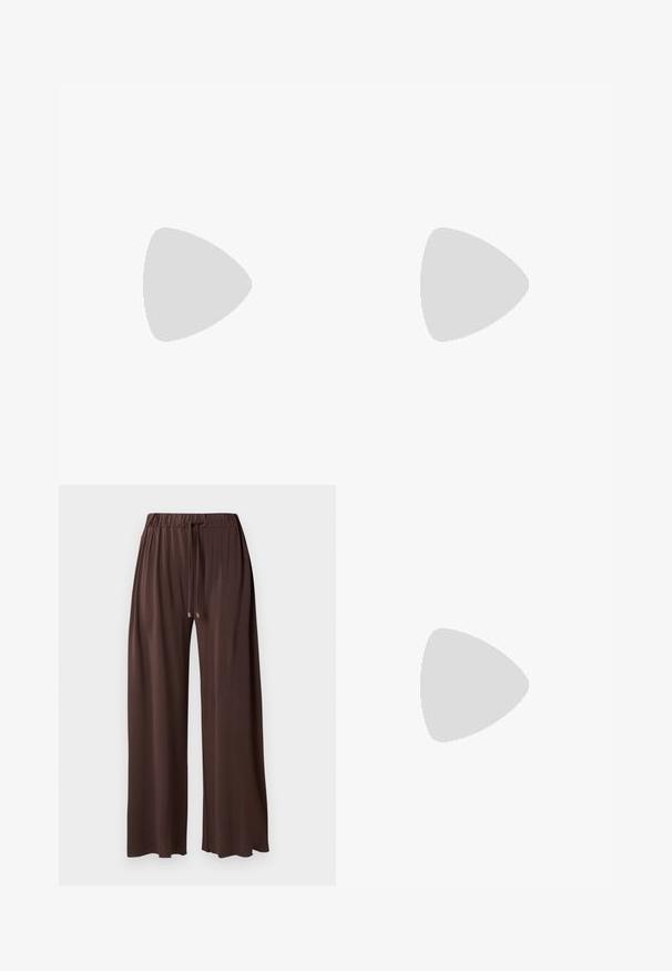 Camisă tricotată de culoare piersică, cu bretele subțiri și ajustabile, design cu decolteu în V, textură ribbed și tiv drept.; Pantaloni largi maro cu talie elastică, șnur ajustabil și textură netedă. Prezintă agrafe de culoare argintie pe șnur.; Sandale din piele neagră cu accente aurii pe catarame, având mai multe curele și un design cu talpă plată pentru purtare cu degetele la vedere.; Geantă din suede maro cu accente de piele închisă, având o formă structurată și două curele, purtată pe umăr lângă un palton bej.