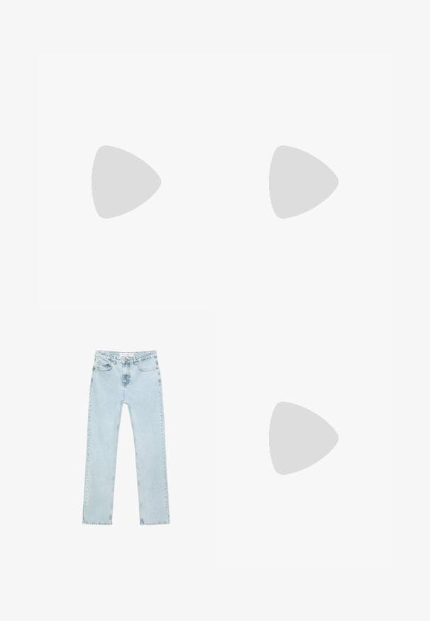 Camisetta bianca a maniche corte con texture a coste, scollatura rotonda e orlo dritto. Il tessuto sembra morbido con un colore uniforme e chiaro.; Jeans dritti di colore blu chiaro realizzati in denim. Presentano tasche frontali, zip e bottone, e cuciture visibili lungo le cuciture.; Ballerine in suede di un blu chiaro con punta arrotondata, dettaglio a fiocco sul davanti e un piccolo tacco nero con accento del logo dorato.; Borsa in paglia intrecciata con silhouette arrotondata, dotata di una tracolla in pelle nera. Finitura naturale con texture e design leggero.