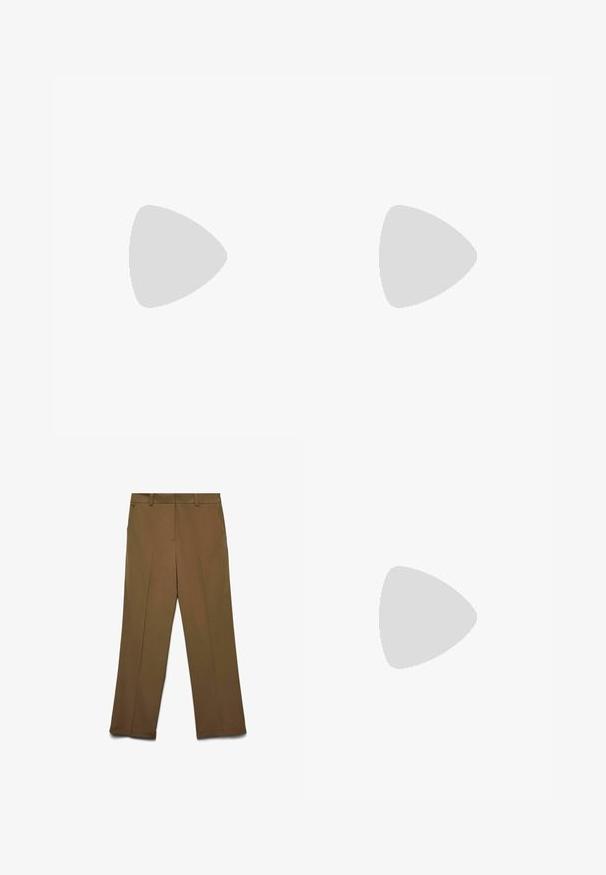 Top corto de lentejuelas plateadas con finas tirantes tipo espagueti, que presenta una superficie texturizada y un diseño ajustado. Cierre de cremallera discreta en la parte posterior.; Pantalones marrones de pierna ancha, con una textura suave, presillas para cinturón y bolsillos laterales, con un diseño ajustado y líneas limpias.; Zapato Mary Jane de charol negro con punta afilada, correa ajustable y tacón cuadrado, que presenta un acabado brillante y un diseño minimalista.; Bolso de mano de tela con un patrón azul, que presenta una forma curva, una correa de cuero negra y un diseño de logo en un tono más claro.