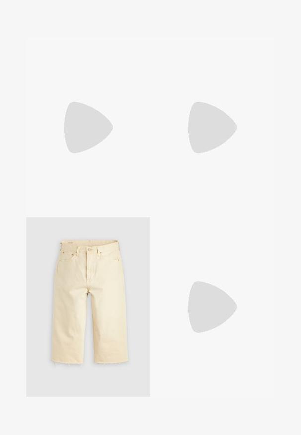 Tengerészkék, ujjatlan trikó, puha anyagból készült, lekerekített nyakkivágással és kis piros Levi's logóval a bal mellen.; Beige színű farmershorts, magas derékkal, széles lábakkal, rojtos szegéllyel, elülső és hátsó zsebekkel, valamint rézszínű fémszerelvényekkel.; Fekete bőr, slip-on cipő sima felsőrésszel, varrott díszítéssel, lekerekített orral és alacsony gumitalppal. A talpa minimális bordázattal rendelkezik.; Fekete, téglalap alakú napszemüveg sötét lencsékkel, jellegzetes formával és márkajelzéssel a szárán. Zöld inget viselő személynél.