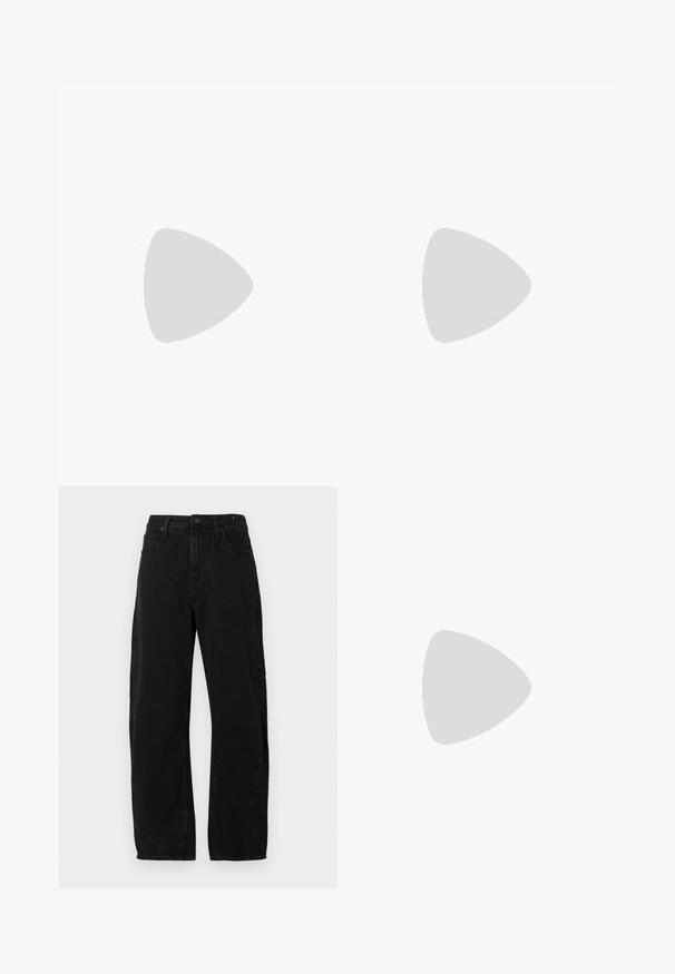 Svart långärmad topp i ribbat tyg med rundad halsringning och en figurnära passform. Slät textur utan synliga dekorationer.; Svarta denimjeans med hög midja, vida ben, fem fickor och klassisk knappstängning. Slät textur med svaga sömnadsdetaljer.; Svarta ankelstövlar i slitstark läder, med sidodragkedja, kraftig strukturerad klack och rundad tådesign.; Svart läderhandväska med en böjd form, avtagbar rem och guldiga detaljer. Väskan har ett lock med en spänndetalj.
