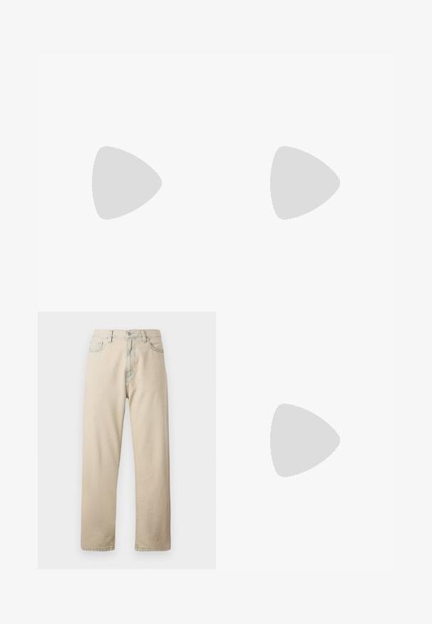 Navyblå bomullst-skjorte med korte ermer, rund hals og hvit "Lee" logo brodert på venstre brystområde. Jevn tekstur.; Beige bomullsdenimbukser med rette ben, fem lommer, beltehemper og glidelås. Lett falmet tekstur og kontraststing.; Svarte lave sneakers med hvite snører og detaljer, kombinert med løse beige cargo-bukser, stående på blå teppe.; Svart crossover-veske med en glidelåslukking hovedrom, frontlomme, justerbar stropp og et synlig logo-patch på klaffen.