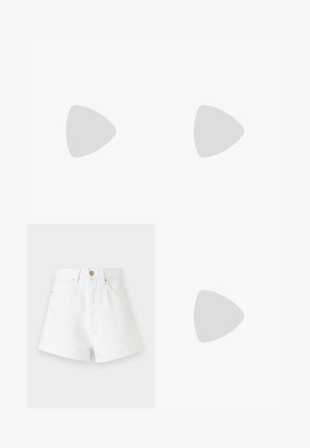 Långärmad polo skjorta i marinblå och vita horisontella ränder med ljusblå detaljer. Har en krage och en treknapps knäppning.; Vita denimshorts med hög midja, framknäppning och guldfärgade detaljer. Fyra fickor med klassisk skärning. Slät yta.; Svarta lädersandaler med ett remdesign och ankelspss. Platt sula, tåsko-stil. Slät textur med en minimalistisk utseende.; Vit faux läderhandväska med korta handtag, justerbar axelrem och guldfärgad detalj; har en diskret logotyp på framsidan.