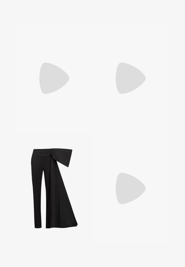 Hihaton paita tulenoranssina, jossa on teksturoitu kudontamalli, valkoiset ribbikorostukset ja kaksi rintataskua valkoisilla reunoilla.; Musta housut, joissa on leveä, roikkunut vyöyksikkö vyötäröllä. Sujuva kangas, suora lahkeiden leikkaus ja laskostettu vyötärönauha.; Mustat nahkaiset slingback-korkokengät, joissa on terävä kärki, hoikka korko ja koristeellinen solkityyny varpailla. Tasainen pinta ja tyylikäs muotoilu.; Käsveska av beige läder med en strukturerad, triangulär form, utformad med ett handtag av silverkedja och en kursiv logotyp i metall.