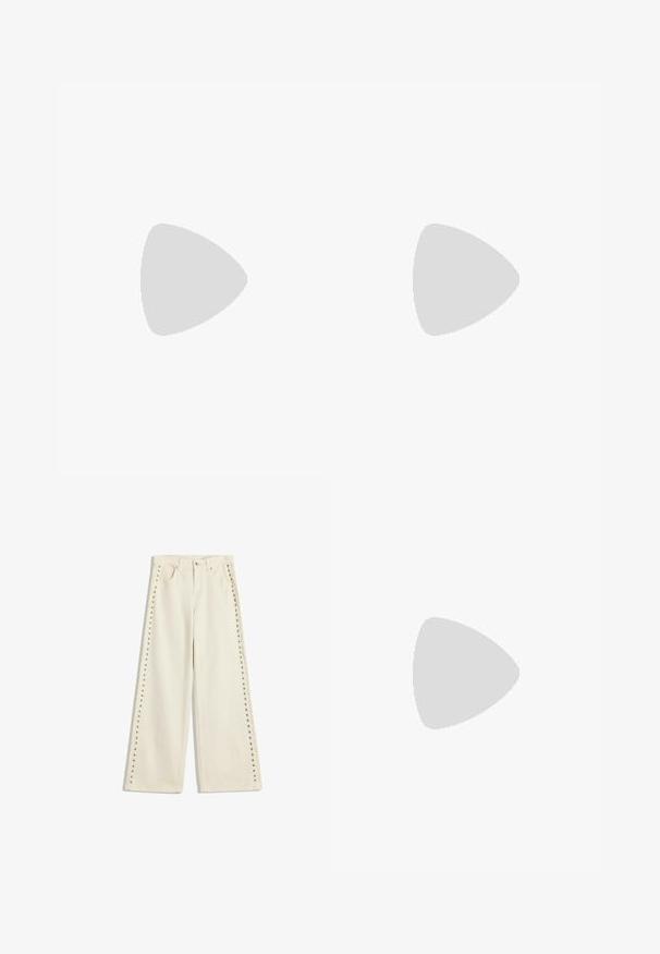 Polo Ralph Lauren COTTON SLEEVELESS POLO SHIRT - Bluză polo - blue yacht; Jeans largi din crem deschis, cu accente din știfturi metalice de-a lungul cusăturilor exterioare, cinci buzunare și închidere standard cu nasture.; Sandala flip-flop din cauciuc negru, cu un bretele texturat și o talpă simplă și plată, prezentată din lateral pe un fundal simplu și deschis.; Ochelari de soare cu ramă din scoică de broască țestoasă și lentile verzi. Au brațe subțiri cu un accent metalic aproape de balamale.; Poșeta neagră din piele matlasată cu o curea din lanț auriu și un închizător cu toggle care are un accent circular. Formă compactă și rectangulară.