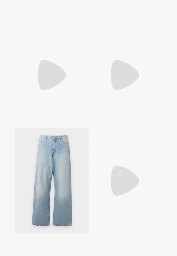 Polo shirt verde oliva a maniche corte con texture a coste, scollo a V e design del colletto a contrasto. Tessuto leggero con una vestibilità comoda.; Jeans a gamba larga di un blu chiaro realizzati in denim, con vita alta, tasche frontali e una finitura sbiadita con leggere sfumature all'altezza delle cosce.; Scarpa in pelle nera a taglio basso con suola spessa, occhielli in metallo, pendagli decorativi argentati sui lacci e battistrada testurizzato sulla suola.; Occhiali da sole neri a forma quadrata con lenti scure, finitura opaca e dettagli in metallo dorato sulle tempie, caratterizzati da un design minimalista.