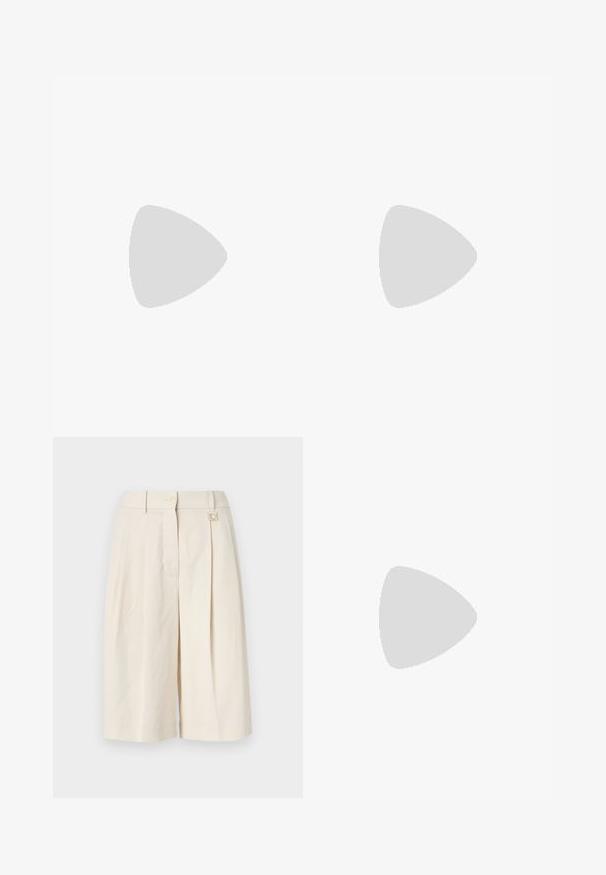 Hvid tanktop med ribbet tekstur, rund halsudskæring og sort broderet logo i midten, med sommerfugleakcenter.; Beige skræddersyede shorts i et plisseret design med knaplukning og metalakcent. Lavet af letvægtsstof med en glat tekstur.; Beige læder slingback hæle med spids tå, åben side design og en slank høj hæl. Har en guldfarvet accent på stroppen.; Hvid faux læder håndtaske med korte hanke, justerbar skulderrem og guldtonet hardware; har et subtilt logo foran.