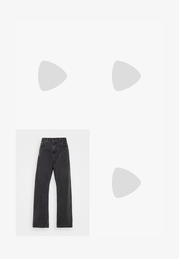 Weißes Baumwoll-T-Shirt mit kurzen Ärmeln, Rundhalsausschnitt und glatter Textur. Etikett am Ausschnitt sichtbar. Einfacher und klassischer Stil.; Schwarze Jeans aus Denim mit geradem Bein, hoher Taille und klassischem Fünf-Taschen-Design. Verfügt über eine saubere Verarbeitung und strapazierfähige Nähte.; Schwarze und weiße Nike Dunk Sneakers mit einem Obermaterial aus Leder, perforierter Zehenpartie, schwarzen Schnürsenkeln und einer schwarzen Gummisohle mit Profildesign.; Silberne Sportsonnenbrille mit schlankem Design, reflektierenden Gläsern und einem leichten Kunststoffrahmen. Auffälliges Logo an der Seite.