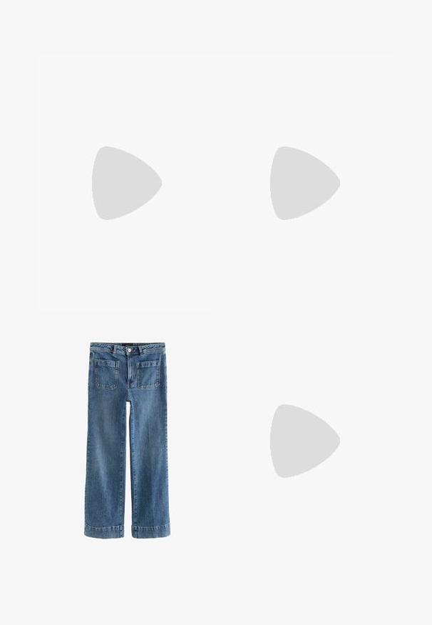 Rot- und rosa kariertes Blusenshirt mit gerafftem Ausschnitt und Bindedetail. Hergestellt aus leichtem Stoff, mit einem "NEXT"-Etikett innen.; Hellblaue weiter Jeans aus Denim mit leichtem Waschung, zwei Gesäßtaschen und umgeschlagenen Bündchen. Robustes Material mit glatter Textur.; Emporio Armani Riemensandalette - blue; Schwarze Kunstleder-Shopper-Tasche mit doppelten langen Tragegriffen, strukturiertem Design, glatter Oberfläche und minimalistischem Stil. Keine sichtbaren Beschläge oder Akzente.