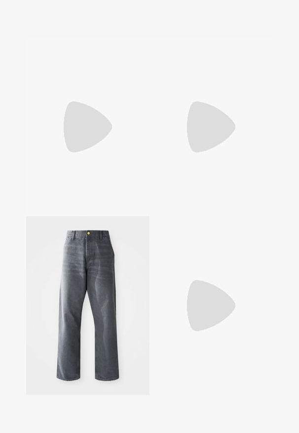 Chemise à manches longues avec des rayures horizontales noires et blanches, col rond, en tissu doux, avec une coupe droite et des fentes latérales à l'ourlet.; Jean en denim gris à jambes larges pour homme, coupe ample, avec poches avant et un bouton doré visible sur la ceinture.; Botte de randonnée noire avec une tige en daim, semelle en caoutchouc robuste et œillets renforcés pour les lacets. Dispose d'une languette à l'arrière pour un enfilage facile.; Sac en nylon noir en bandoulière avec une sangle adjustable, doté d'une fermeture à cordon et d'un logo en relief. Porté sur un t-shirt gris.