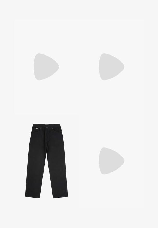 Námornícky modrá bavlnená tričko s předním potiskem tří kreslených postaviček a designem koruny se slovem "MÍR." Krátké rukávy, kulatý výstřih.; Černé džíny s rovnými nohavicemi, s předními knoflíky a zipem, poutky na opasek a pětipocketovým designem, položeny na bílé pozadí.; Hnědo-modré kostkované široké kalhoty doplněné bílými botami s černými akcenty a texturovanou podrážkou, umístěné na zeleném pozadí.; Černé sluneční brýle s obdélníkovým tvarem, vyrobené z odolného plastu, s šedými zrcadlovými skly a zlatým akcentem po straně.