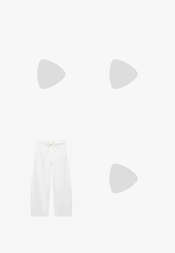 Top bianco senza maniche realizzato in tessuto a coste, caratterizzato da un collo dritto e bottoni lungo il lato destro per una vestibilità regolabile.; Pantaloni bianchi a gamba larga realizzati in tessuto leggero, con vita regolabile con cordino, due tasche frontali e semplici dettagli in metallo.; Décolleté in vernice nera con punta affusolata e tacco in geometria cubica. Presentano un design elegante e minimalista, con una texture liscia.; Borsa multicolore con rete nera, bianca e beige. Presenta un manico testurizzato, un design con lacci e una tracolla rimovibile.
