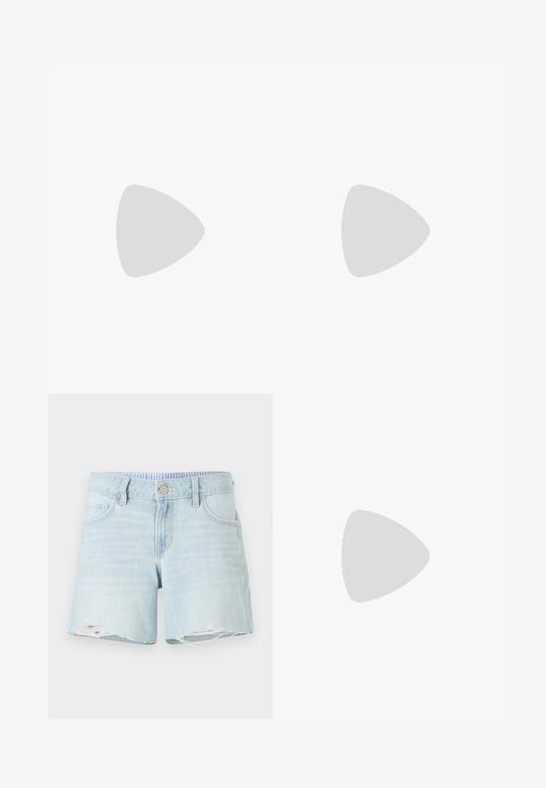 T-shirt giallo a maniche corte con dettaglio nodoso sul davanti, tessuto morbido e vestibilità rilassata, caratterizzato da un design asimmetrico.; Shorts in denim azzurro chiaro con orlo leggermente strappato, design a cinque tasche e chiusura con bottone. Texture leggermente sbiadita su tutta la superficie.; Sneaker alta in tela bianca con suola in gomma nera, punta in gomma frontale e sei asole per i lacci, caratterizzata da un design pulito e minimalista.; Sister Jane PEPPER FLORAL RUFFLE BAG - Borsa a mano - black